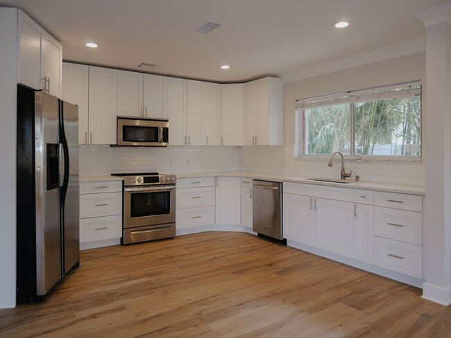 Building Photo - Riverfront Oasis in the City of Tampa!