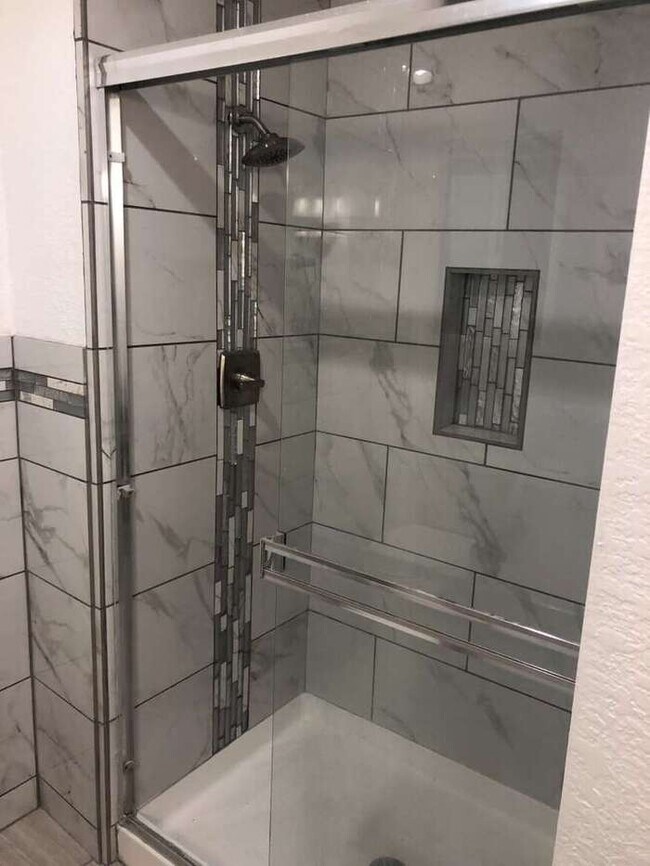 Building Photo - Tracy Gorgeous Renovated 4 Bedroom 2.5 Bat...