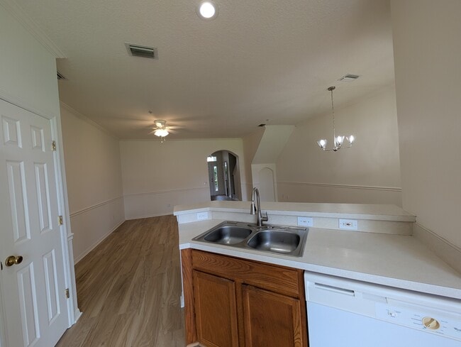 Building Photo - 4004 Crabtree Ave
