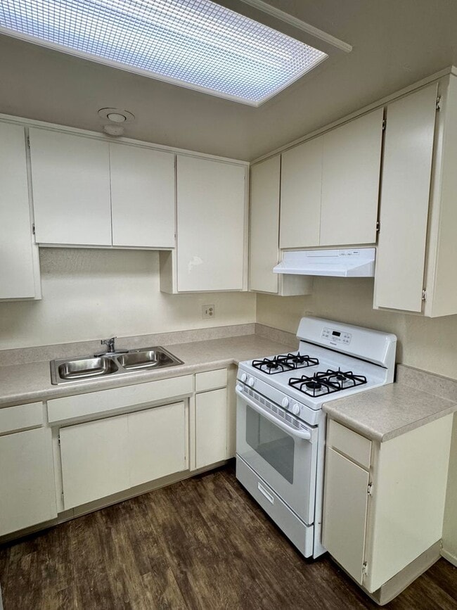 Building Photo - 212 W 1st Ave