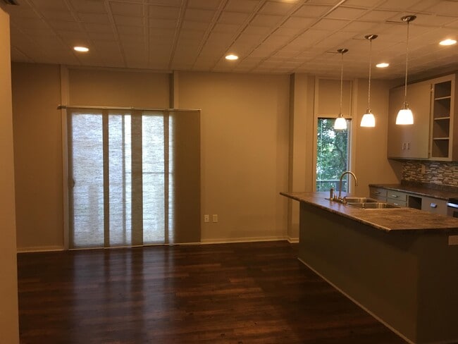 Building Photo - 101 Riverside Dr