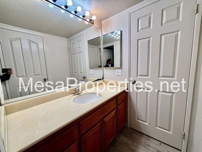 Building Photo - 12914 Tiburon Dr