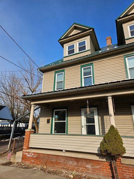 Building Photo - 255 E 5th St