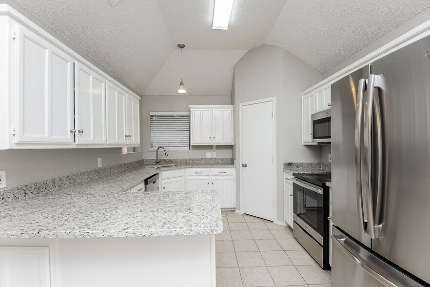 Building Photo - 6504 Running Creek Dr