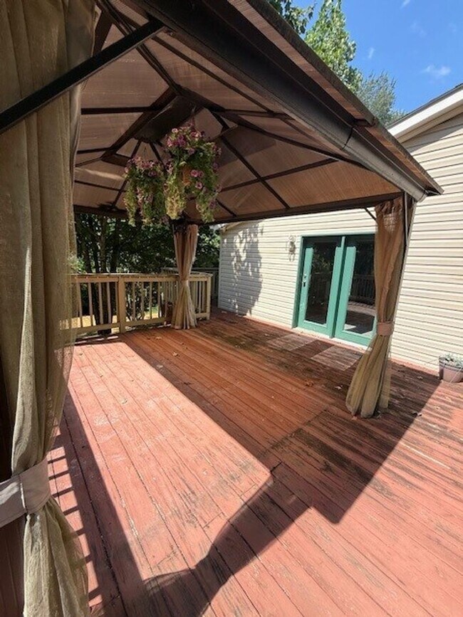 Building Photo - Available Now Spacious 3 Bedroom Home on P...
