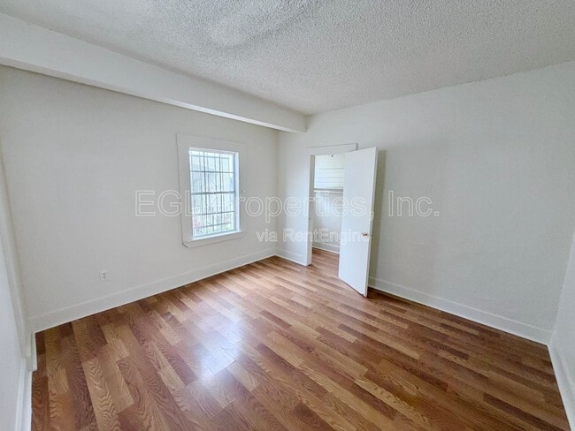 Building Photo - 860 W 56th St