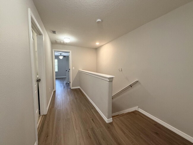 Building Photo - "Charming 3-Bed, 3-Bath Townhouse Retreat in Trinity, FL – 1501 Sq. Ft. of Comfort and Style!"