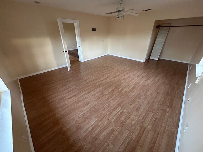 Building Photo - Spacious 3/2 home available now, and conveniently located near downtown and Manatee Hospital