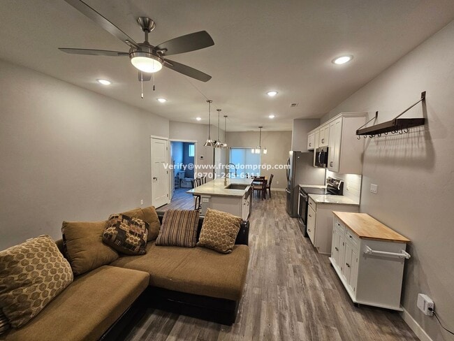 Building Photo - Beautiful Furnished 2bed 2.5 bath Townhome...