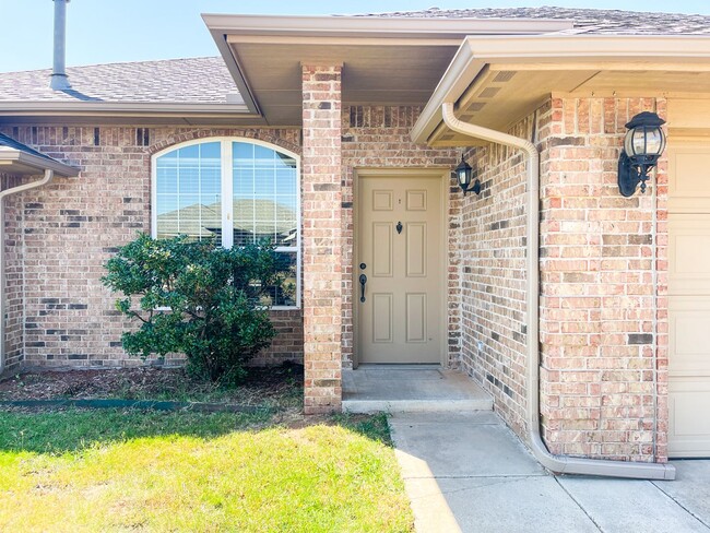 Building Photo - 3 Bed - 2 Bath - 2 Car Garage in OKC! FULL...