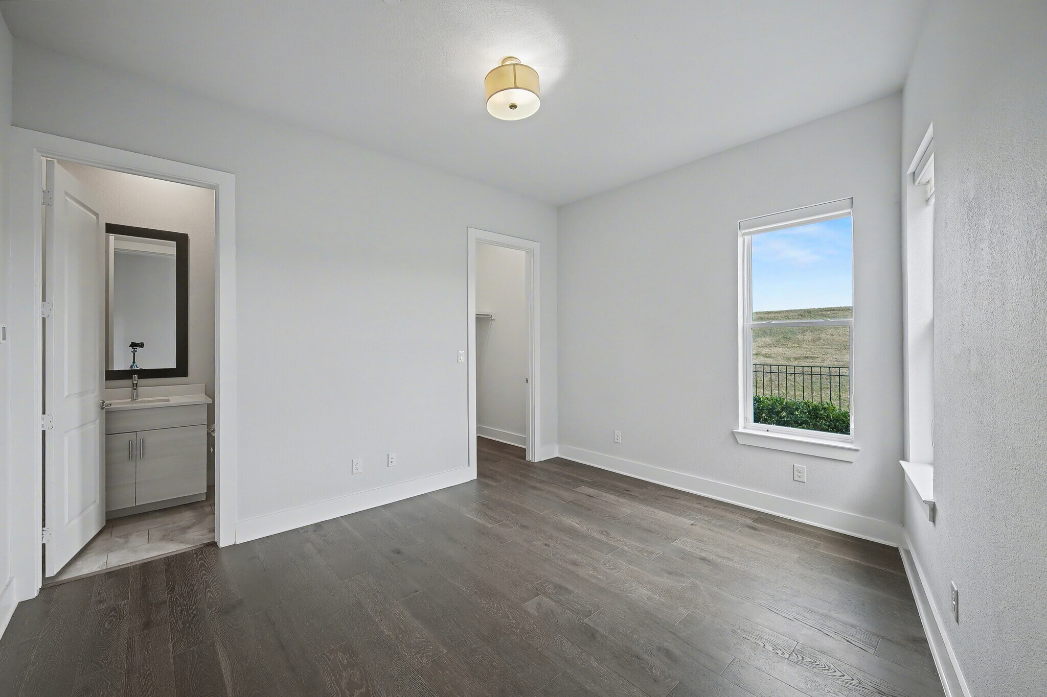 Building Photo - 381 E Greenbriar Ln