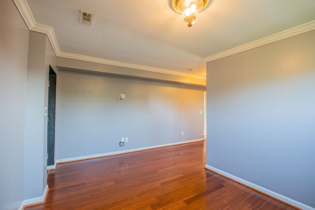 Building Photo - Lovely 2 BR/2 BA Top-Floor Apartment in Ma...