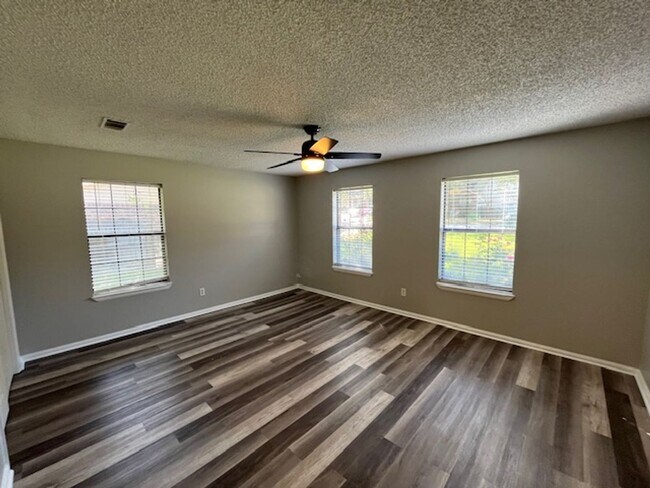 Building Photo - 16 Eastwood Dr