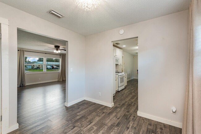 Building Photo - 4885 Santa Rosa Ave