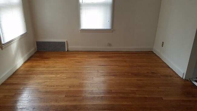 Building Photo - *Last Minute Fall Move in Special $1800 to...