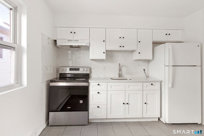 Building Photo - 78 Dora St