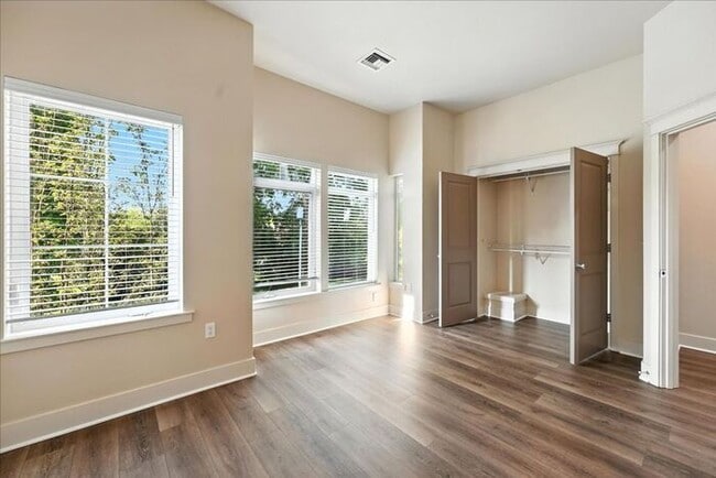 Building Photo - Versatile Townhome: Perfect for Live/Work ...
