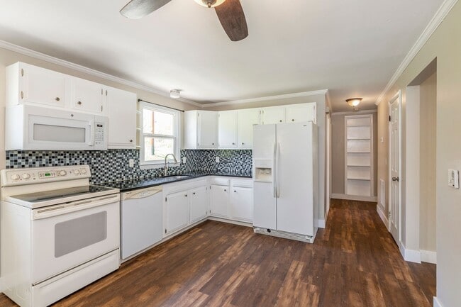 Building Photo - Renovated Ranch 3 BR/1BA/1 car garage w Fu...