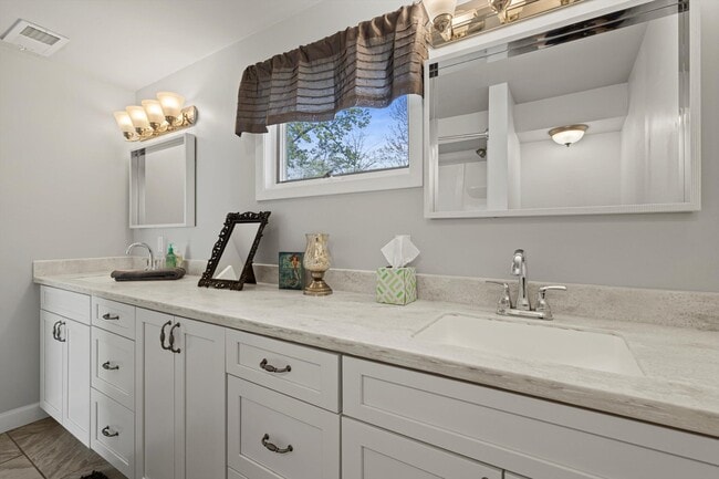 Building Photo - 930 Henry St