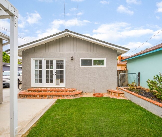 Building Photo - 4/Bed, 4/Bath Home with Parking, Washer/ Dryer and Spa, Close to Chapman University/ Orange Circle