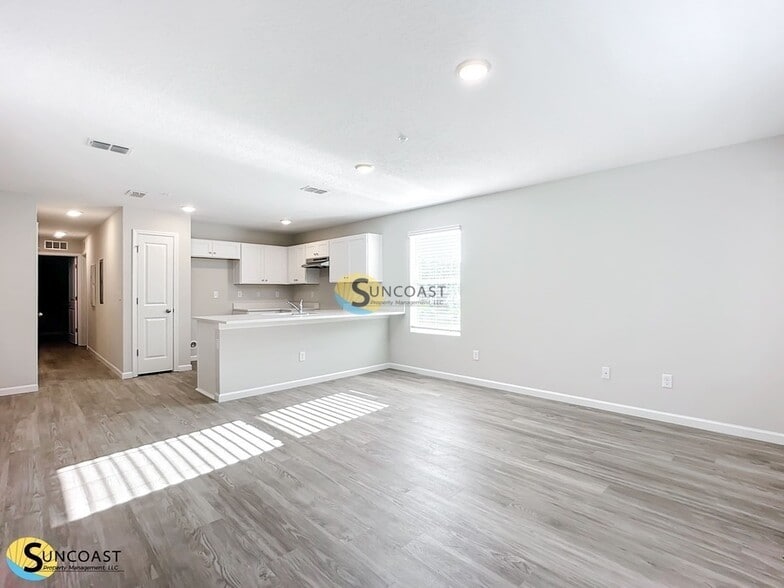 Building Photo - 6523 Breezy Oaks Wy