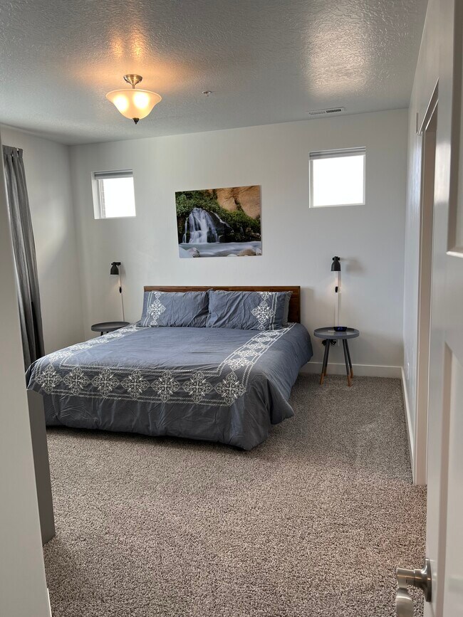 Master bed with king size bed - 767 N 380 W