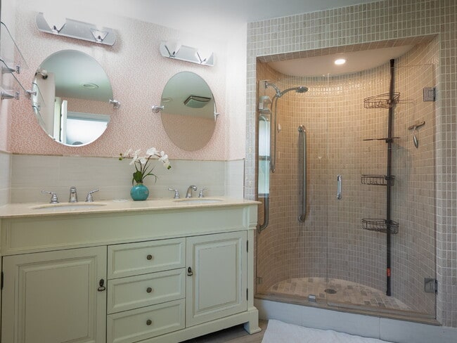 Building Photo - Living Across from Sarasota Bay 3BR/2.5BA Home Minutes to Downtown – Yardwork Included