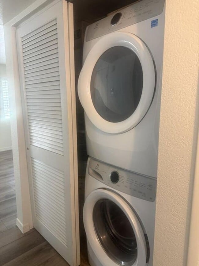 Building Photo - 2-bedroom condo at Stapley and University!