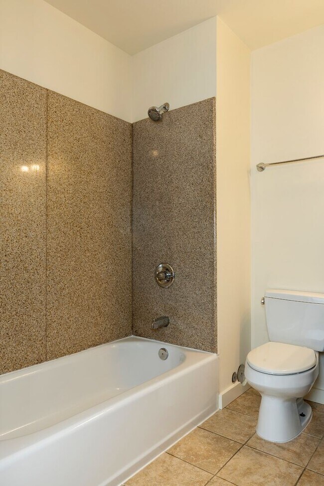 Building Photo - Large 2 Bedroom, 2 Bathroom with GREAT Lay...