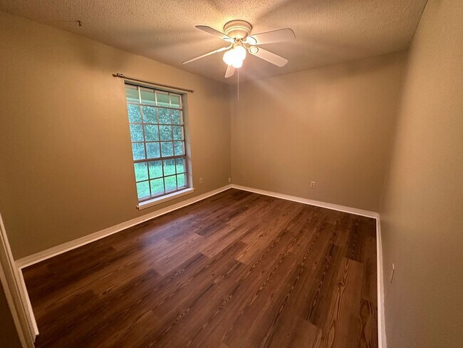 Building Photo - Beautiful 3 Bedroom Southern Hills Home