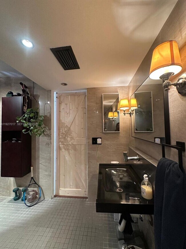 Building Photo - 600 NE 36th St