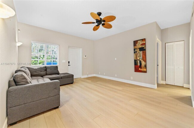 Building Photo - Washington Street, Hollywood, FL 33021 - 2 BR 2 BA townhouse