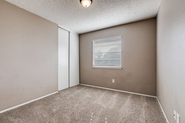 Building Photo - 3-BEDROOM HOME IN PIPERS MEADOW