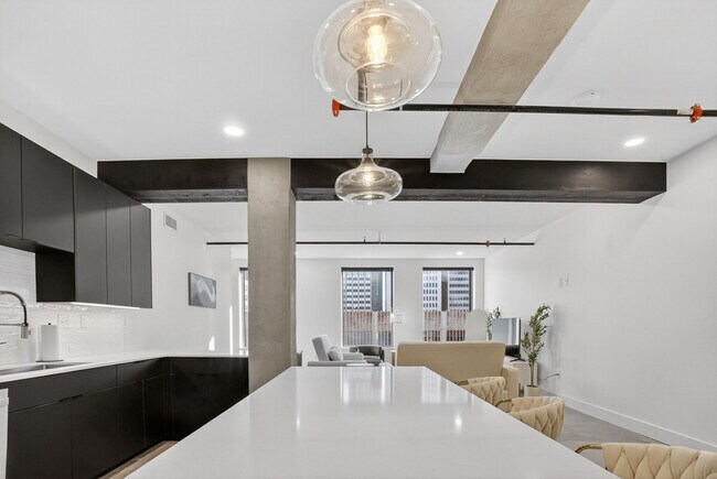 Building Photo - 100 W 5th St