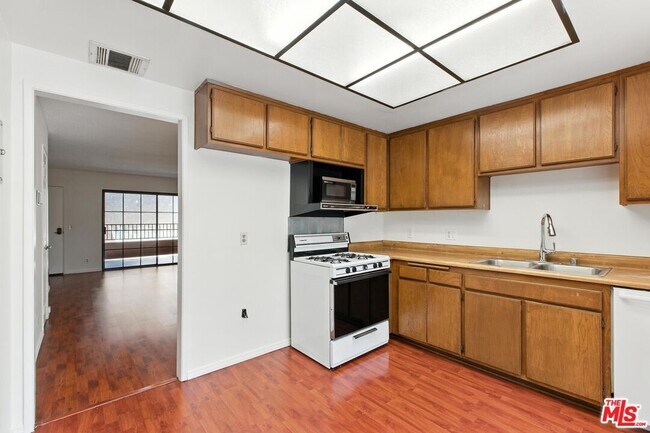 Building Photo - 11127 La Maida St