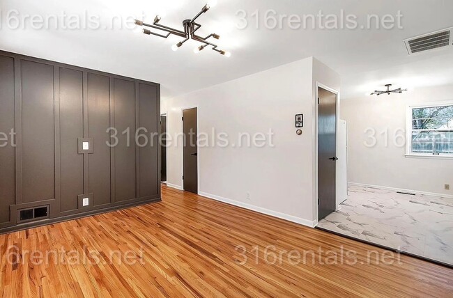 Building Photo - $1795 - 4 bed 2 bath - Single Family Home