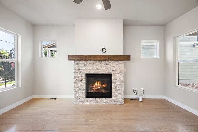 Building Photo - Modern 4 Bedroom, 2 Bathroom Westside Home with Balcony Views of Garden of the Gods!