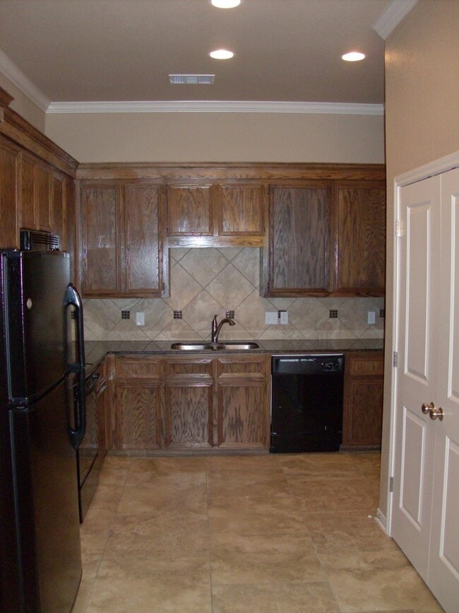 Building Photo - Beautiful 3 bed/2 bath Duplex off of Bunny Trail