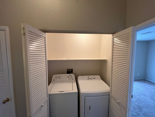 Building Photo - Beautiful Henderson 2 Bedroom Townhouse!