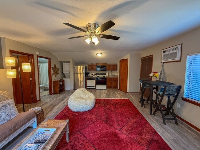 Building Photo - 1 Bedroom 1 Bath Furnished Garage Apartment - ALL UTILITIES INCLUDED!