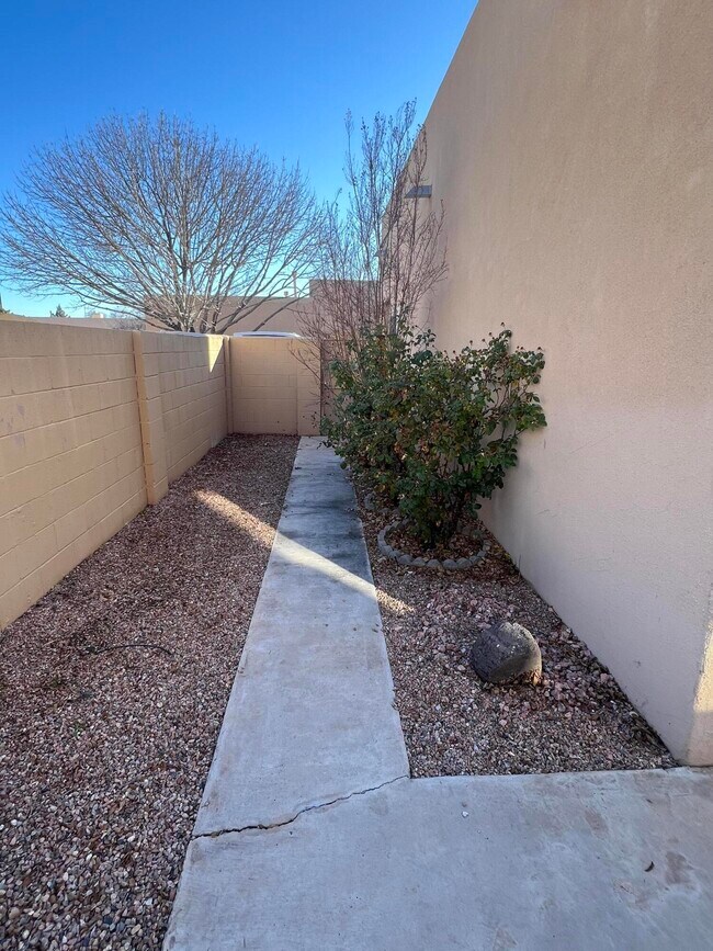 Building Photo - 423 Phoenix Ave NW