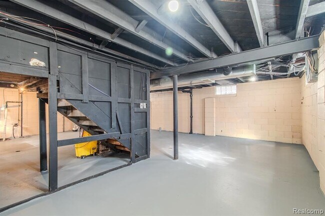 Building Photo - 1216 E George Ave