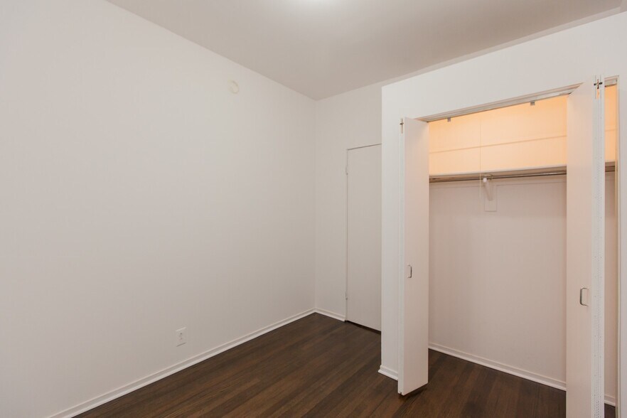 Building Photo - 727 W Cornelia Ave