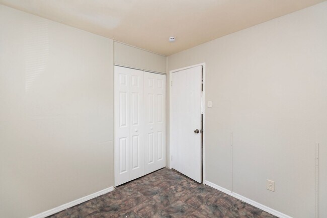 Building Photo - Lovely 3 Bedroom, 1 Bathroom Home