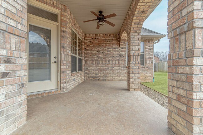 Building Photo - Gorgeous Rogers Home!