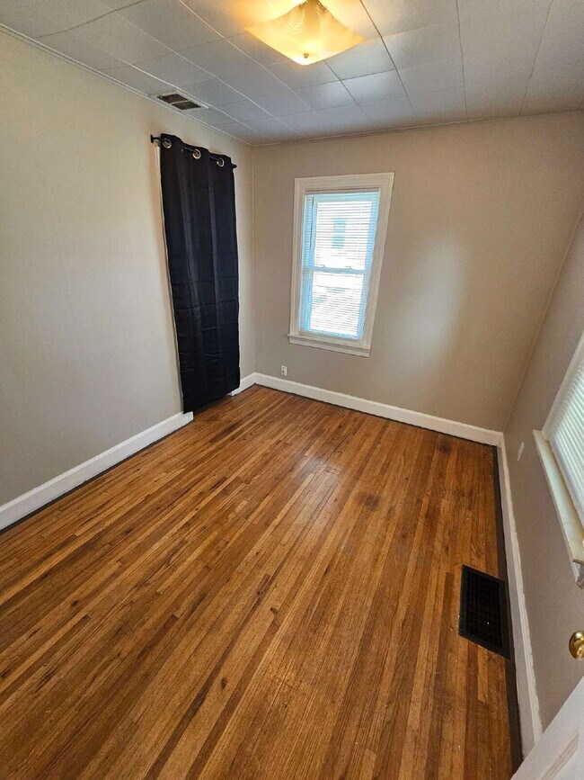 Building Photo - 3-Bedroom Shelby Twp Home on Spacious Lot with Large 2 Car Garage. Laminate Flooring on Main Floo...