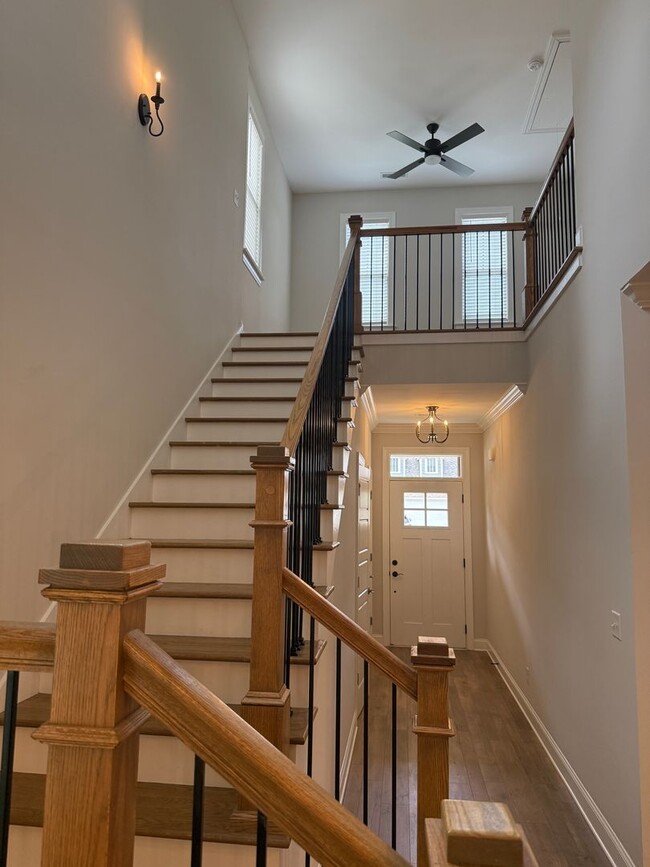 Building Photo - Easy access in Red Bank