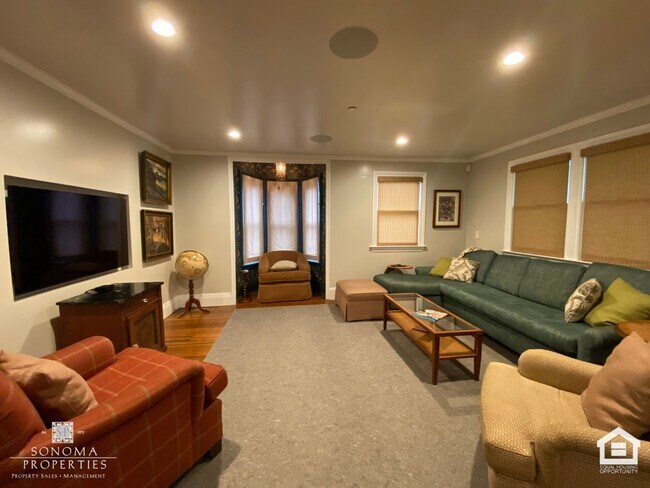 Building Photo - Stunning Furnished Eastside Home