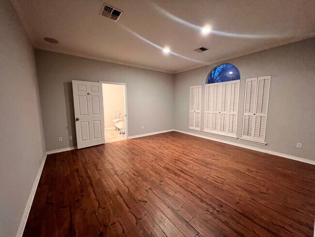 Building Photo - Gorgeous home in Greenacres -North Bossier... Close to Barksdale Air Force Base