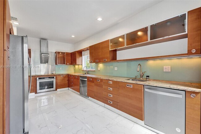 Building Photo - 10065 Bay Harbor Terrace